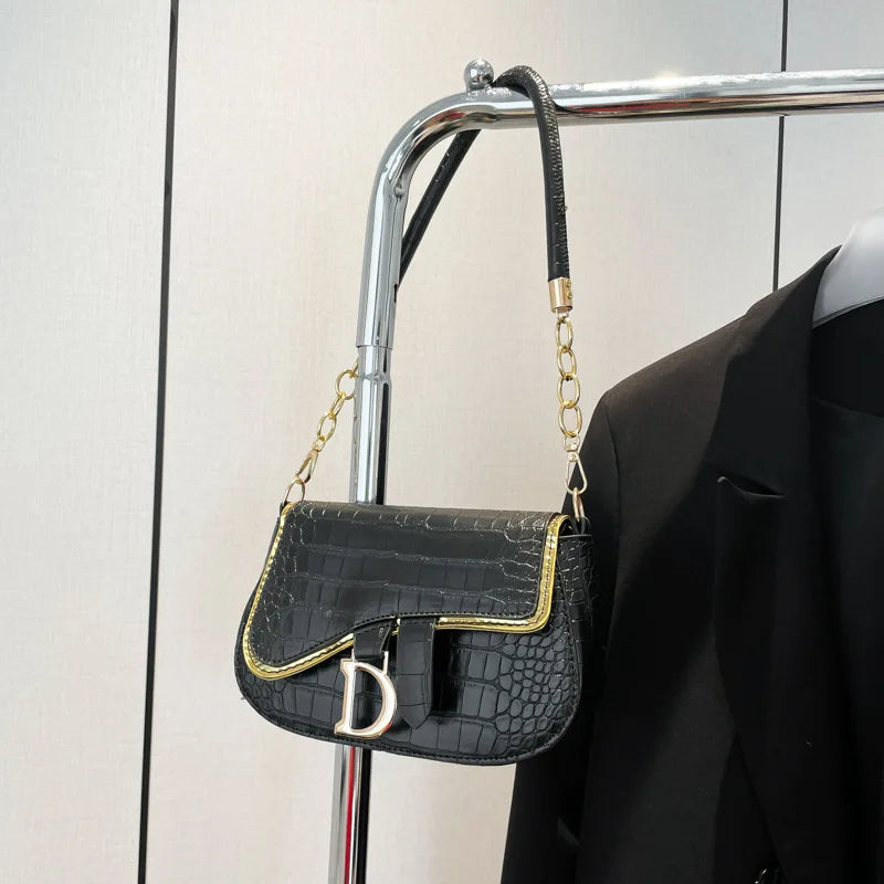 2025 new fashion women solid party chain Strap casual mini classic handbag.