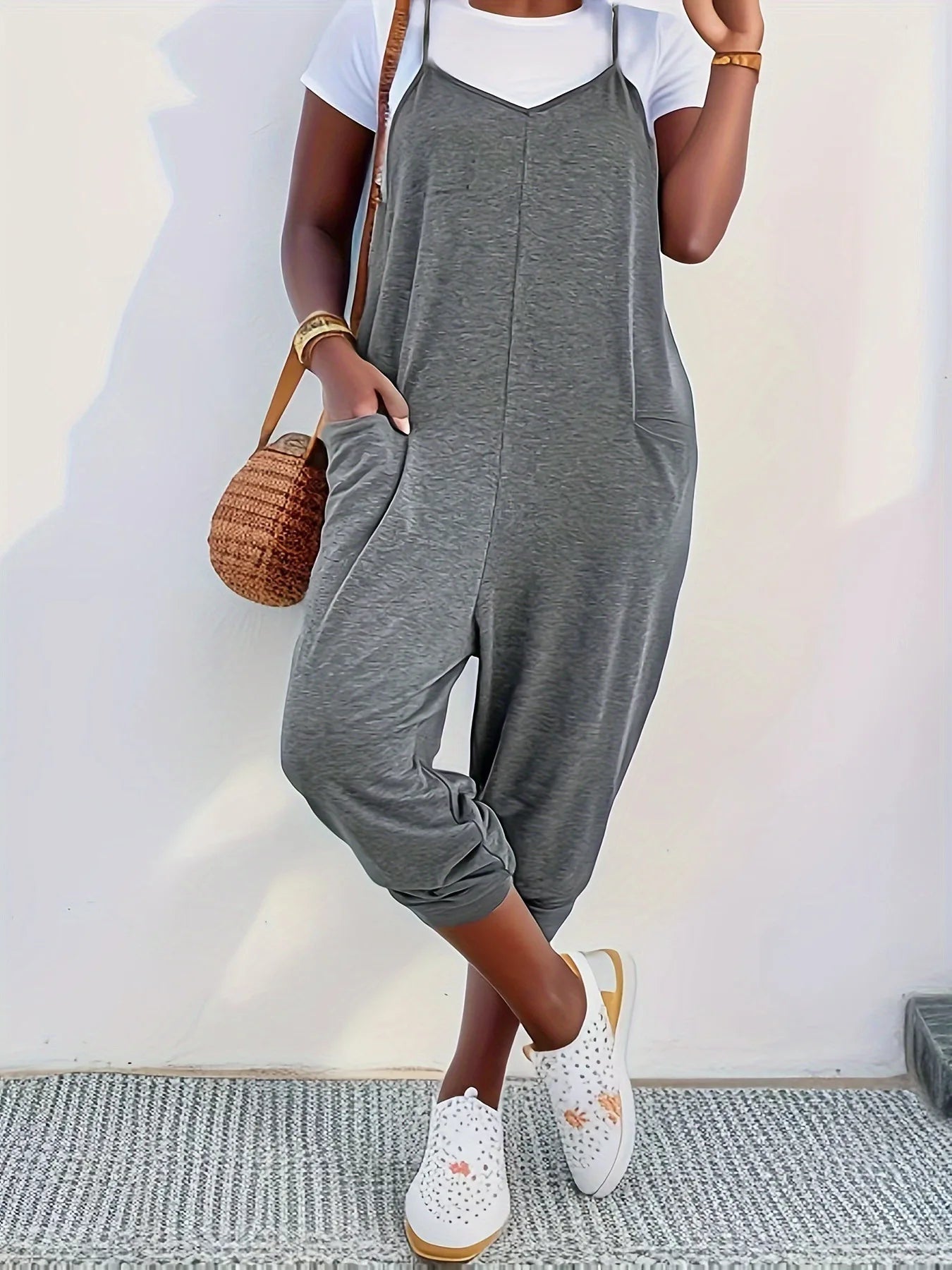 Women Solid Colour Pocket Jumpsuit 2025 Summer Simple Style Loose Casual Jumpsuit .  S-3X
