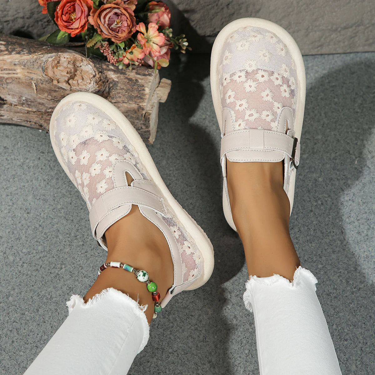Summer Casual Women Flat Shoes Buckle Latch Mesh Breathable And Comfortable.