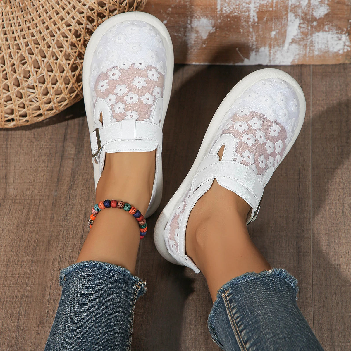 Summer Casual Women Flat Shoes Buckle Latch Mesh Breathable And Comfortable.