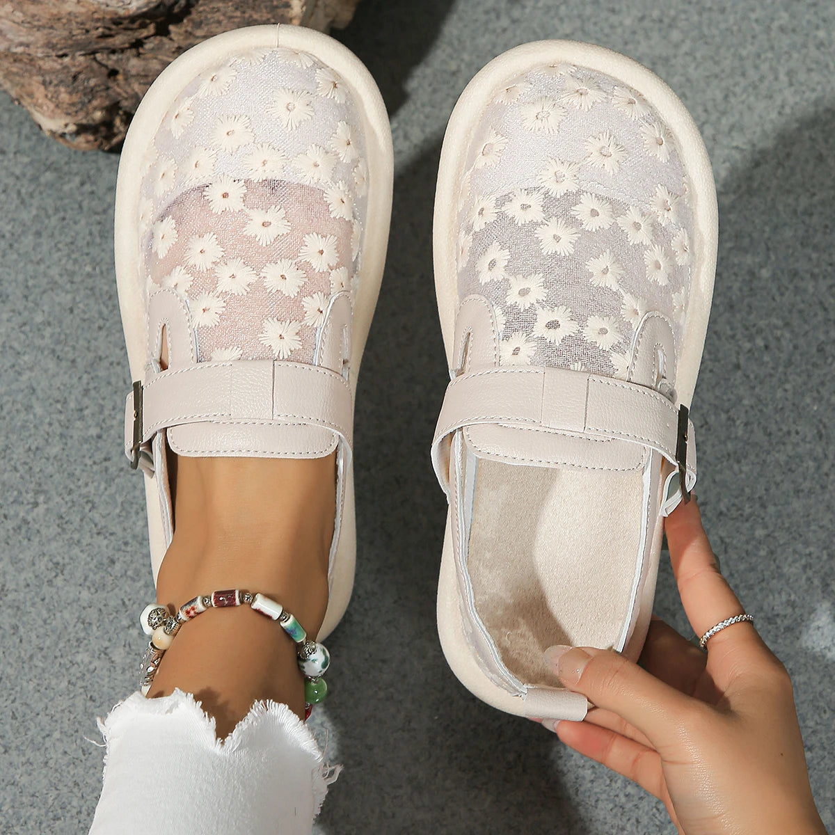 Summer Casual Women Flat Shoes Buckle Latch Mesh Breathable And Comfortable.