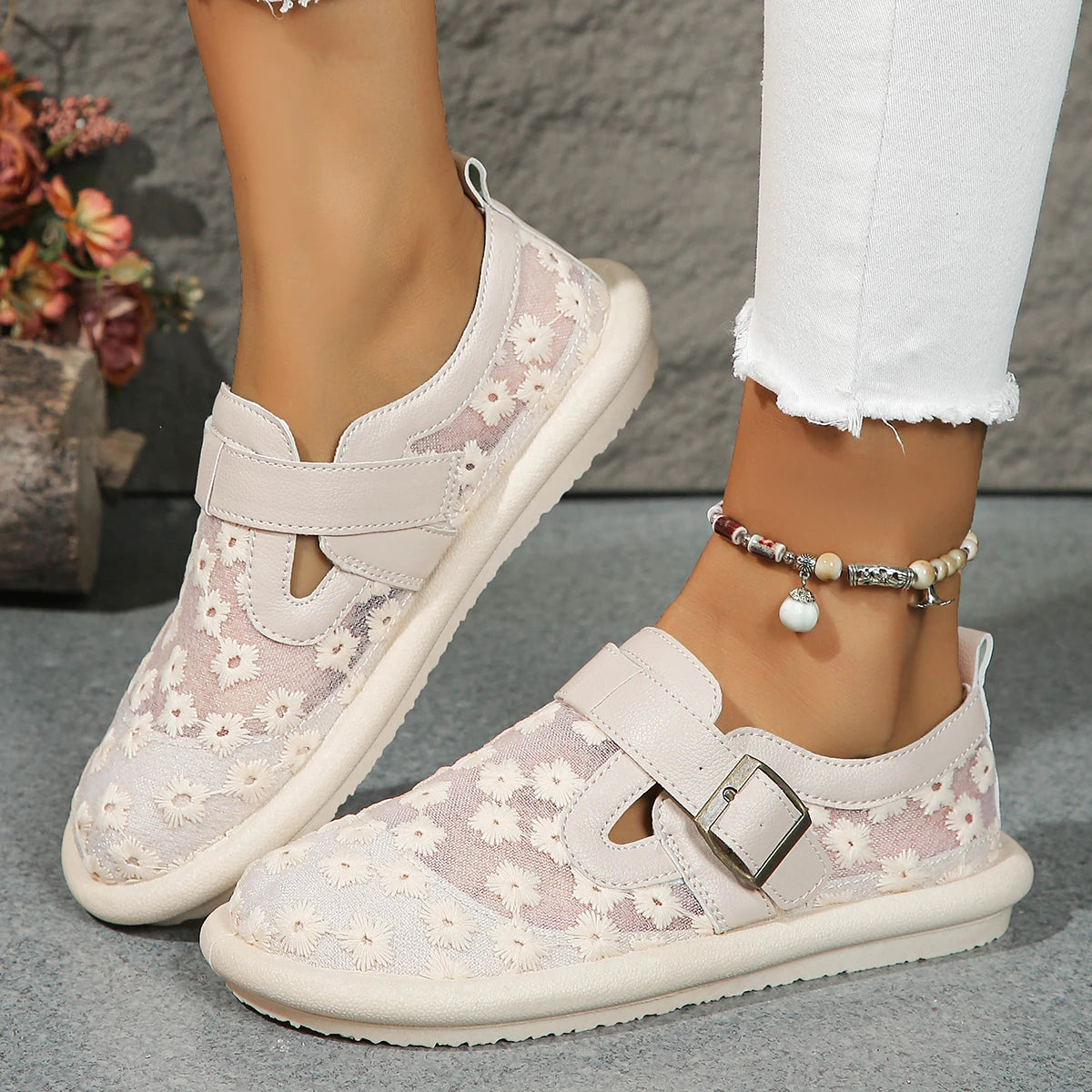 Summer Casual Women Flat Shoes Buckle Latch Mesh Breathable And Comfortable.