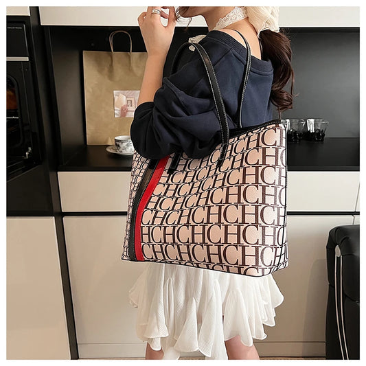 Elegant Vegan Leather Messenger Bag - Classic Paris Hobo Style