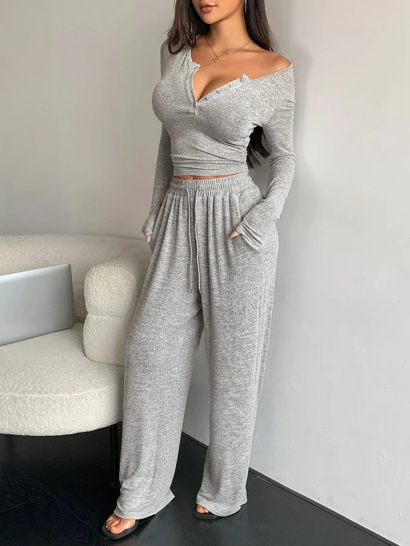 Relaxed Women's Two-Piece Wide-Leg Pant Set Soft And Comfortable Style.