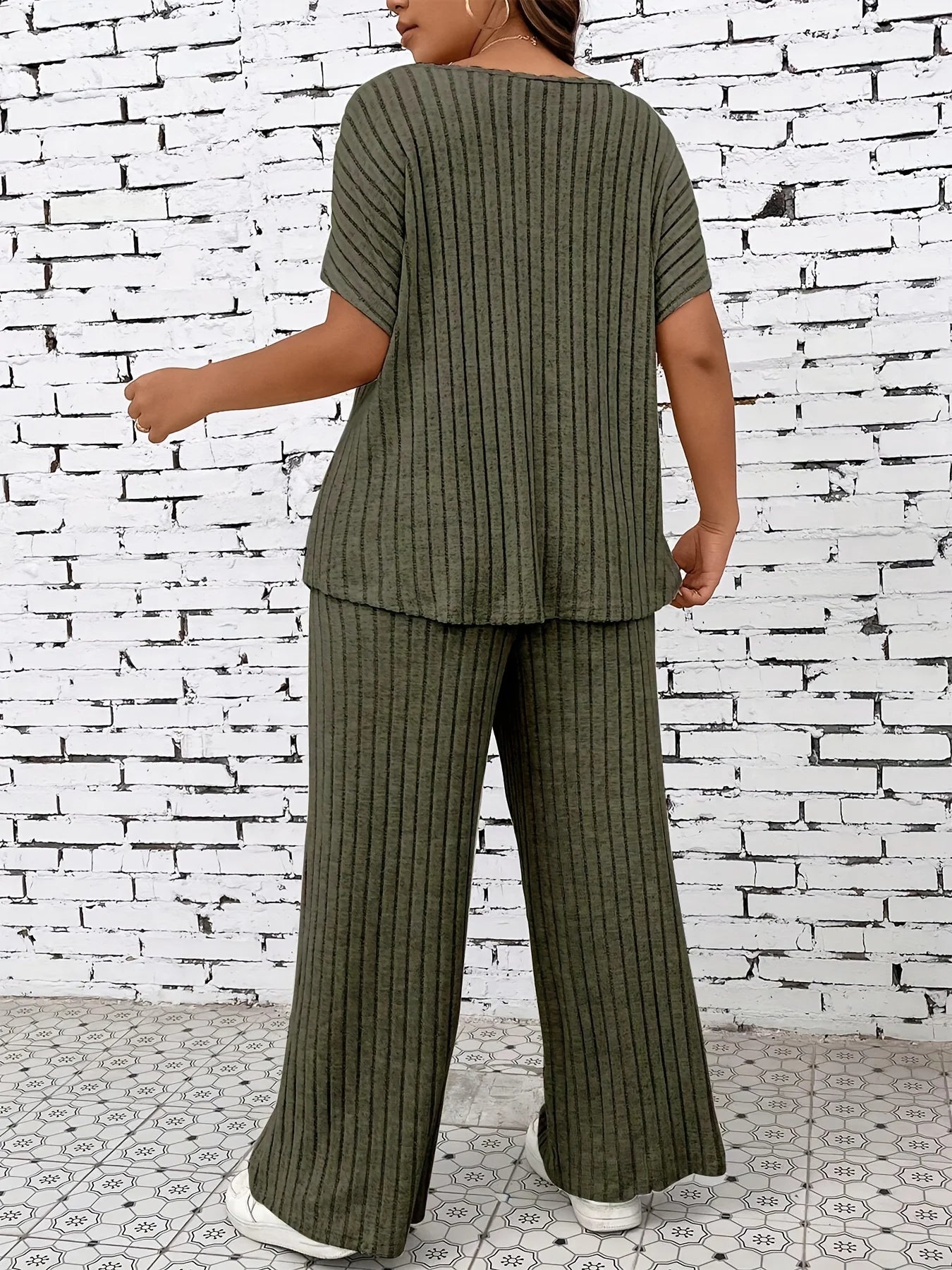 Plus Size Women’s Casual Two-Piece Outfit Striped Top and Wide-Leg Pants Set Comfortable For Everyday Wear