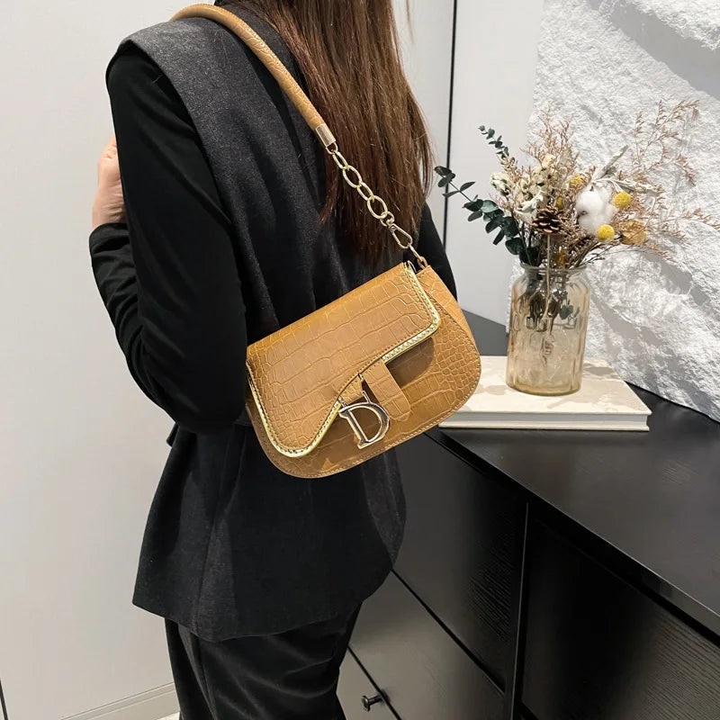 2025 new fashion women solid party chain Strap casual mini classic handbag.