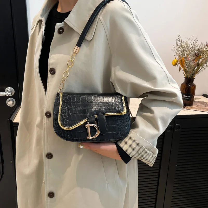2025 new fashion women solid party chain Strap casual mini classic handbag.